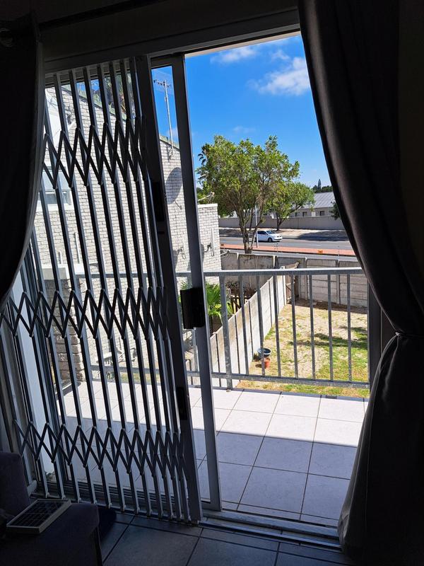 2 Bedroom Property for Sale in Oakglen Western Cape